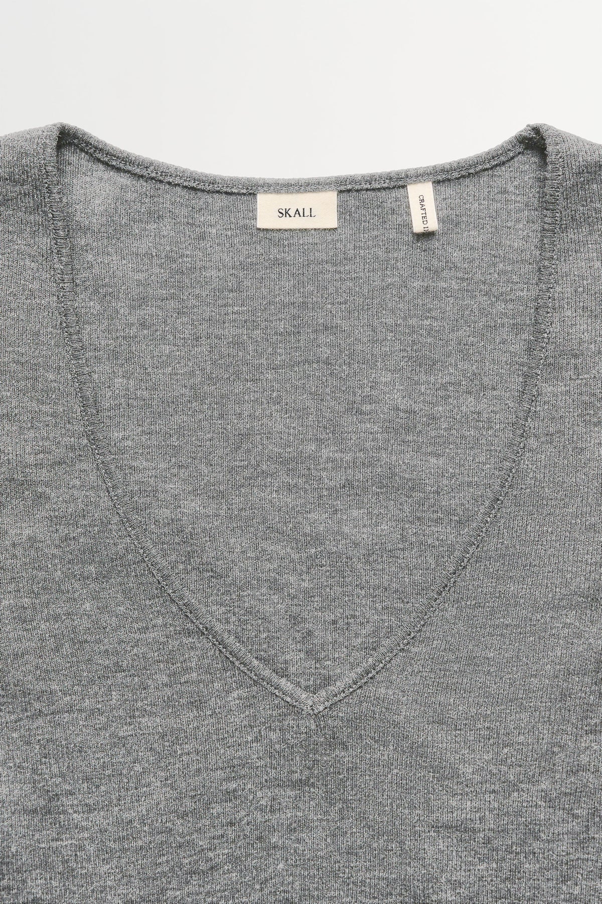 Skall Studio Fae v-neck tee Tee Light grey mélange