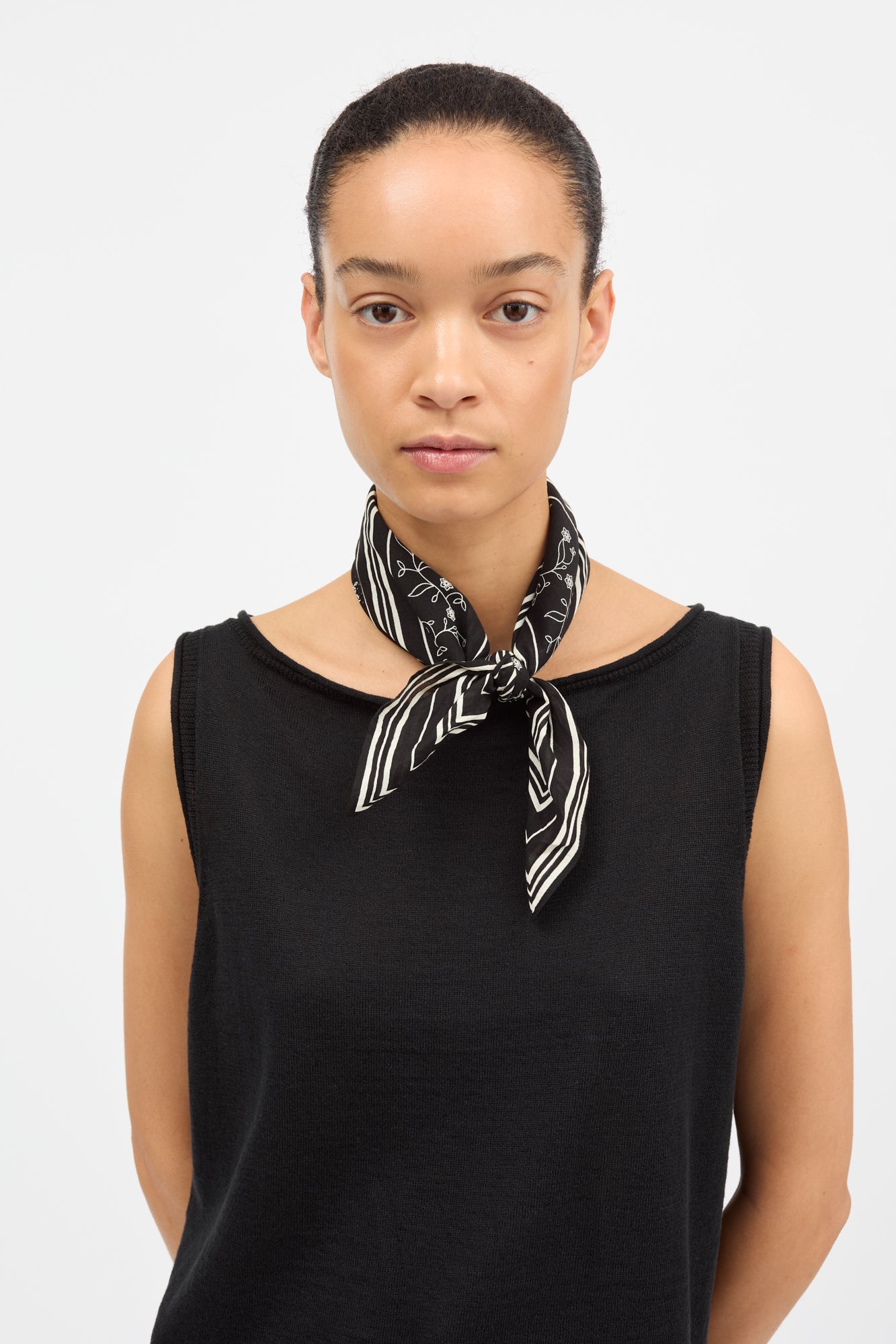 Skall Studio Skall classic scarf 55x55 Scarf Black/Light cream